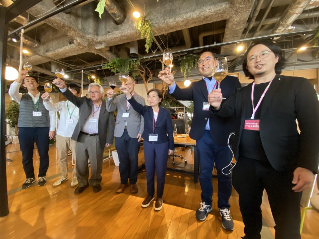 群馬自然派ワイン研究会発起人たちの乾杯の様子の写真